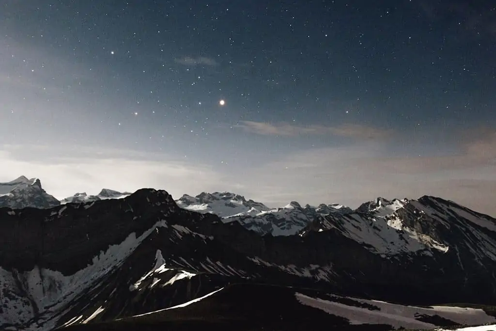 starry-night-over-snowy-mountains